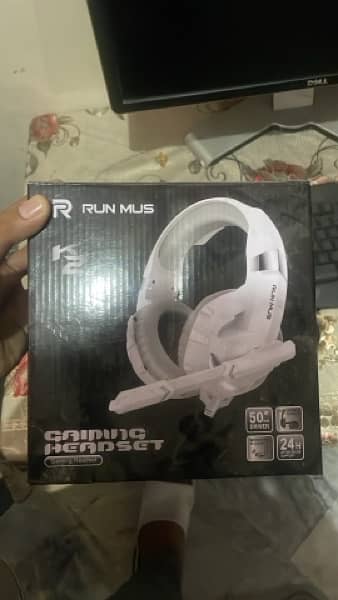 Monitor + keyboard Headset 4