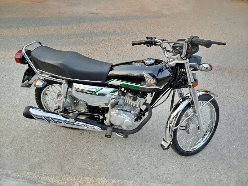 Honda 125 Black Special Edition 3