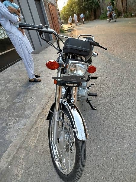 Honda 125 Black Special Edition 5