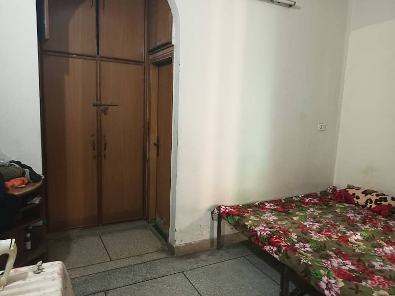 Allama Iqbal Town 10 Marla Lower Portion For Rent 3