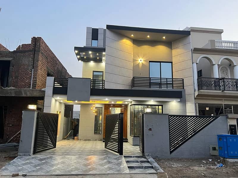 10 Marla Beautiful House Near to Park Available For Sale In Lake City Sector M2A 0