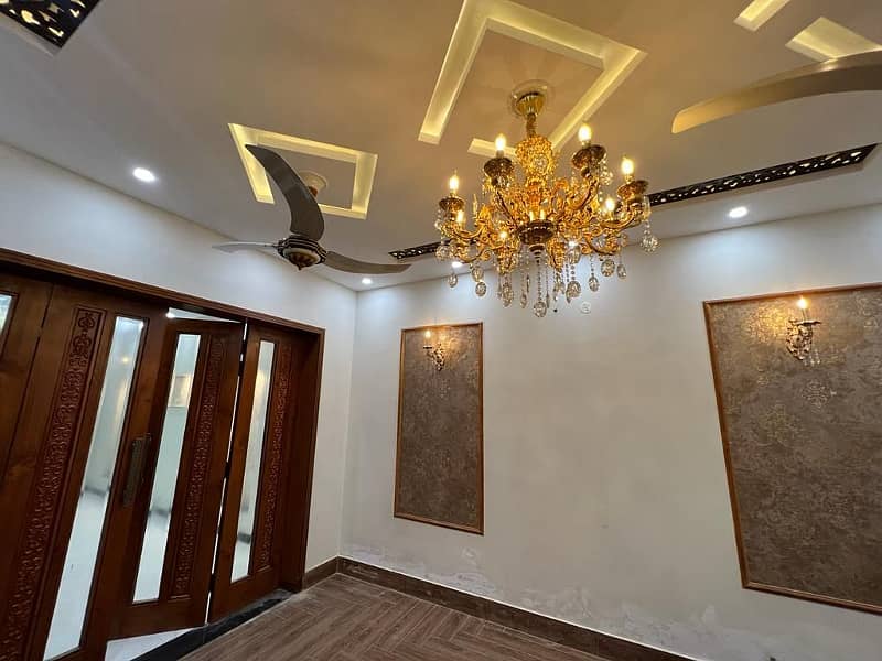 10 Marla Beautiful House Near to Park Available For Sale In Lake City Sector M2A 3