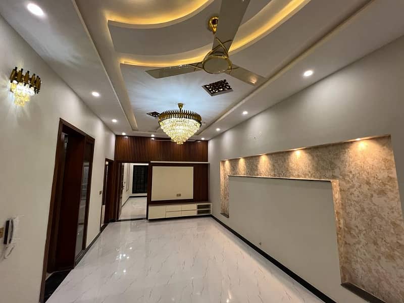 10 Marla Beautiful House Near to Park Available For Sale In Lake City Sector M2A 4