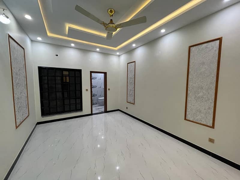 10 Marla Beautiful House Near to Park Available For Sale In Lake City Sector M2A 8