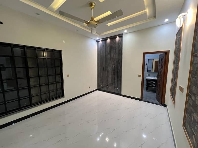 10 Marla Beautiful House Near to Park Available For Sale In Lake City Sector M2A 9