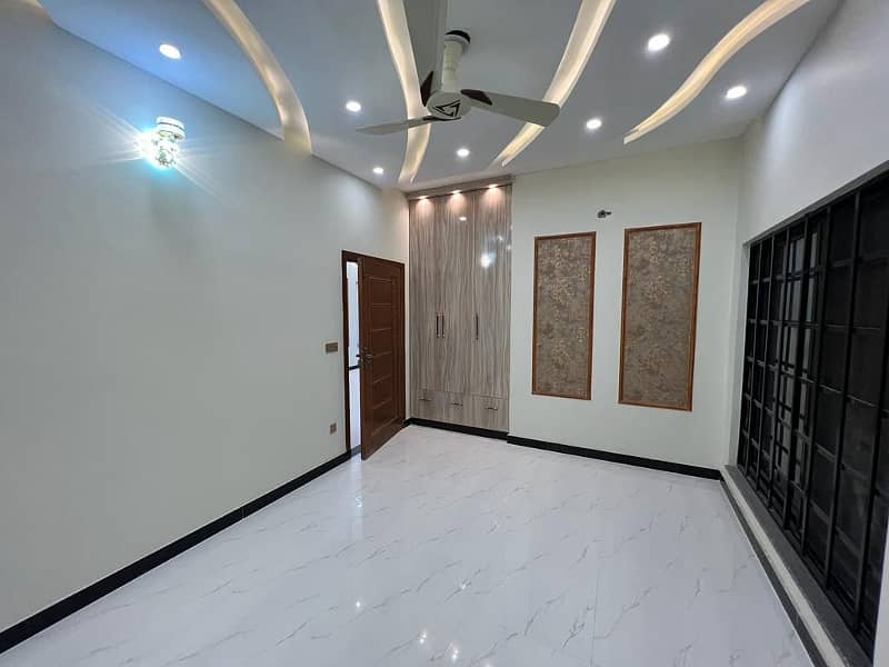 10 Marla Beautiful House Near to Park Available For Sale In Lake City Sector M2A 20