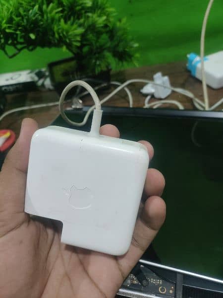 Apple 60 W magsafe charger 1