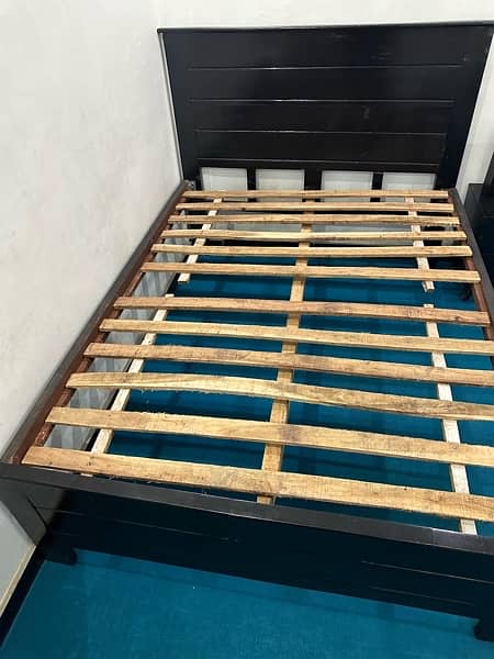 Queen size bed wooden 3