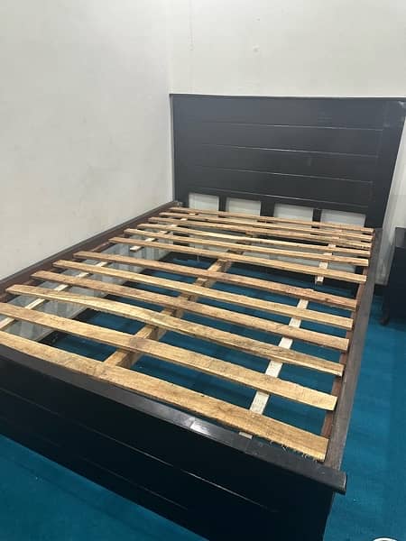 Queen size bed wooden 4