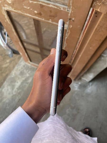 Iphone XR White 2