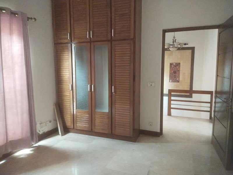 10 Marla house 4beds tv lounge drawing room dining room Ideal location nearby Gold Crest Mall Park Available for Rent DHA Phase 4 8