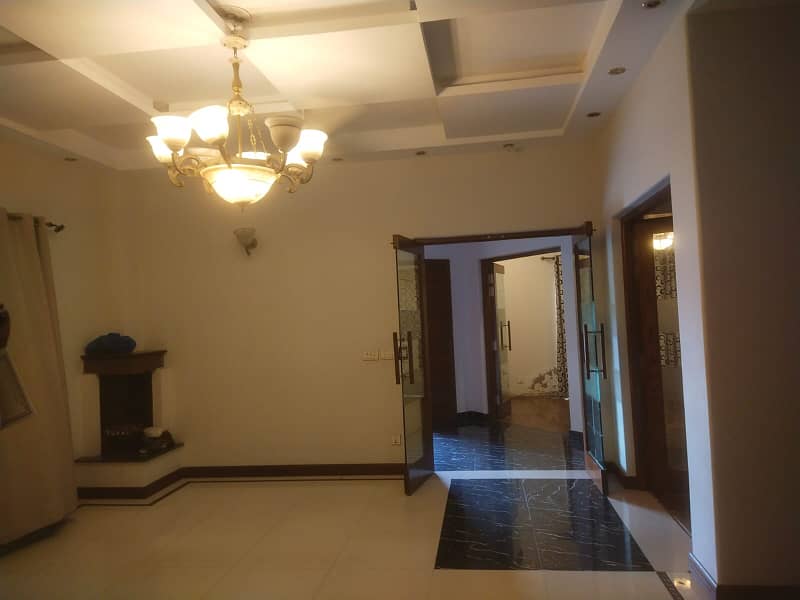 10 Marla house 4beds tv lounge drawing room dining room Ideal location nearby Gold Crest Mall Park Available for Rent DHA Phase 4 12