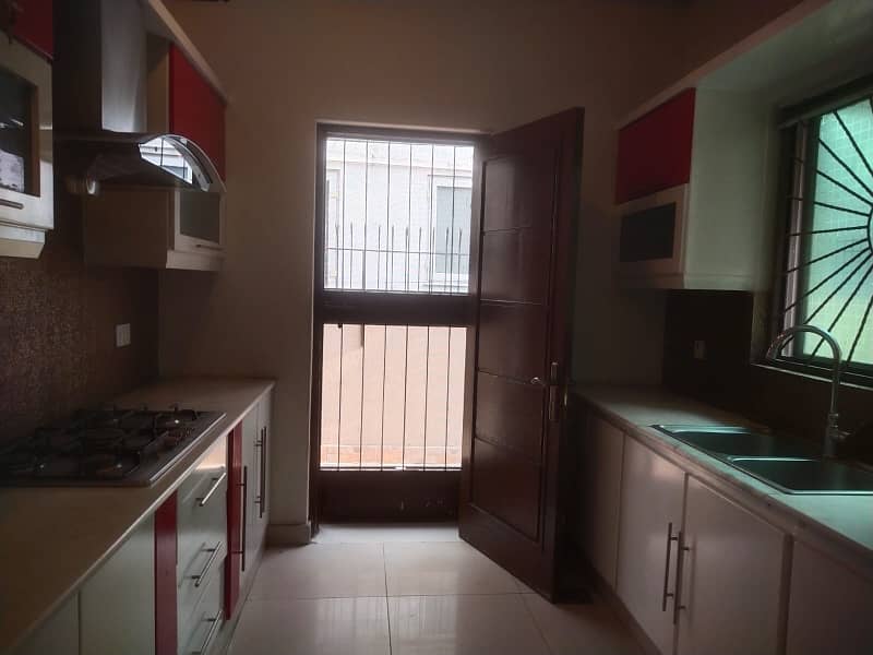 10 Marla house 4beds tv lounge drawing room dining room Ideal location nearby Gold Crest Mall Park Available for Rent DHA Phase 4 17