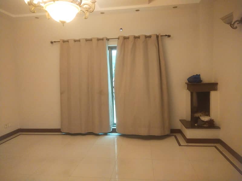 10 Marla house 4beds tv lounge drawing room dining room Ideal location nearby Gold Crest Mall Park Available for Rent DHA Phase 4 19