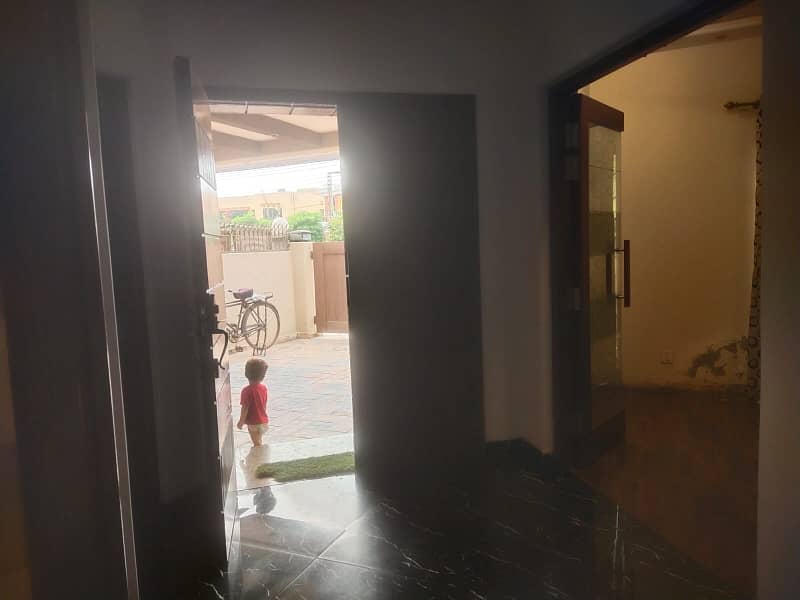 10 Marla house 4beds tv lounge drawing room dining room Ideal location nearby Gold Crest Mall Park Available for Rent DHA Phase 4 22