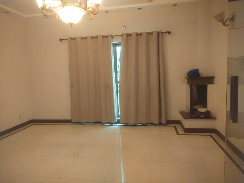 10 Marla house 4beds tv lounge drawing room dining room Ideal location nearby Gold Crest Mall Park Available for Rent DHA Phase 4 27