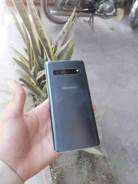 Samsung s10 5g contain10 by 9 ram 8GB rom 256GB 6