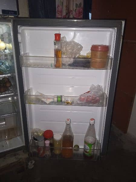 I m selling my refrigerator just need money 4