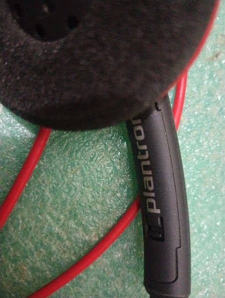 Plantronics Headphones (1 month used only) 1