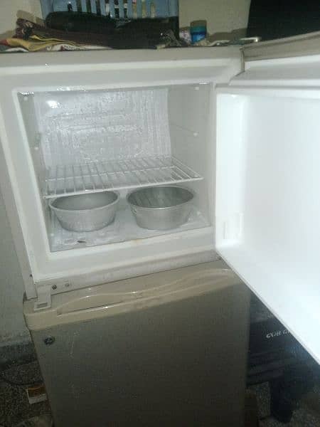 Dawlance fridge medium size 7