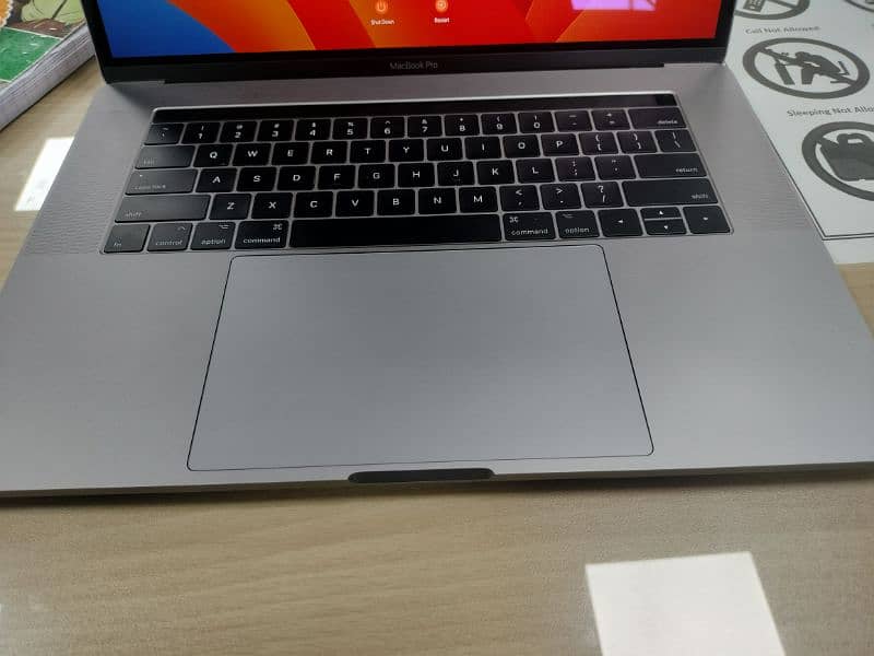 Macbook Pro 2017 Core i7 Touchbar 1