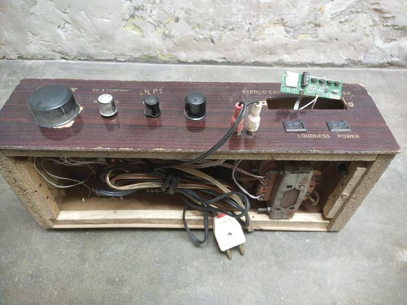 Amplifier with speaker 1