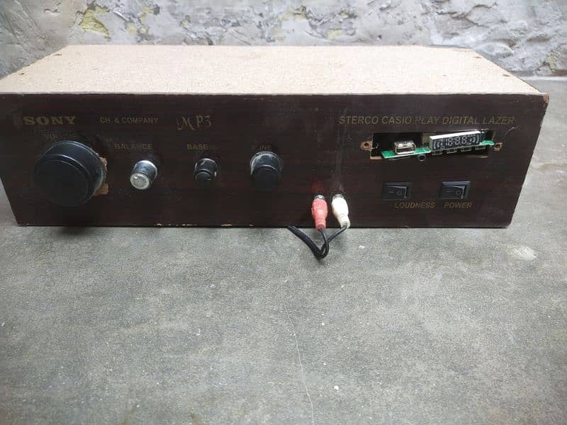 Amplifier with speaker 3