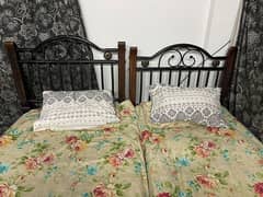 2 Single Beds Available