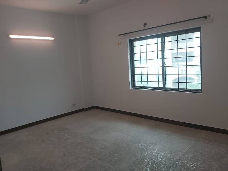 10 Marla Flat for Sale in Askari 11 Lahore 18