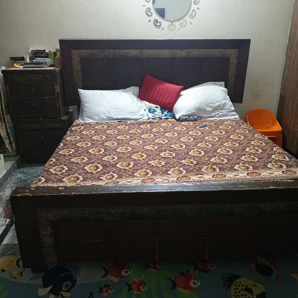 used in good condition bed set with side tables and dressing table 1