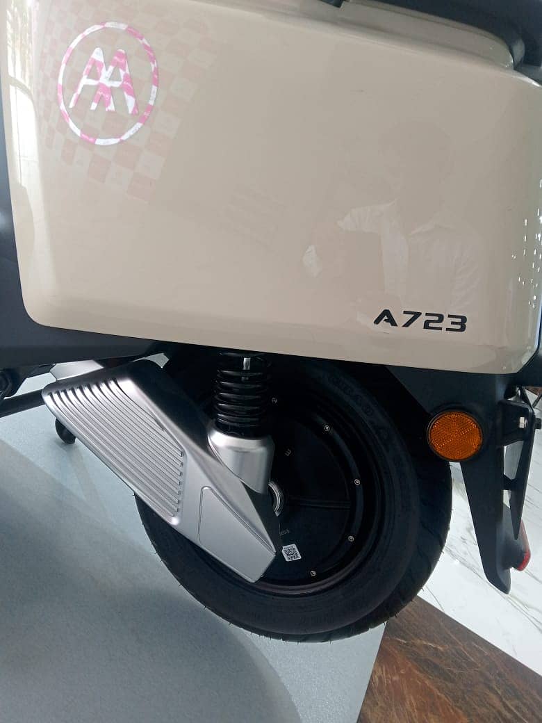 AIMA PULSE Electric Scooty 10