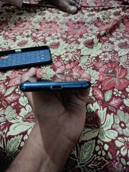 Sony Z1 For sale Display mai lines hai use as a spare parts Non PTA 1