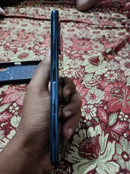 Sony Z1 For sale Display mai lines hai use as a spare parts Non PTA 5