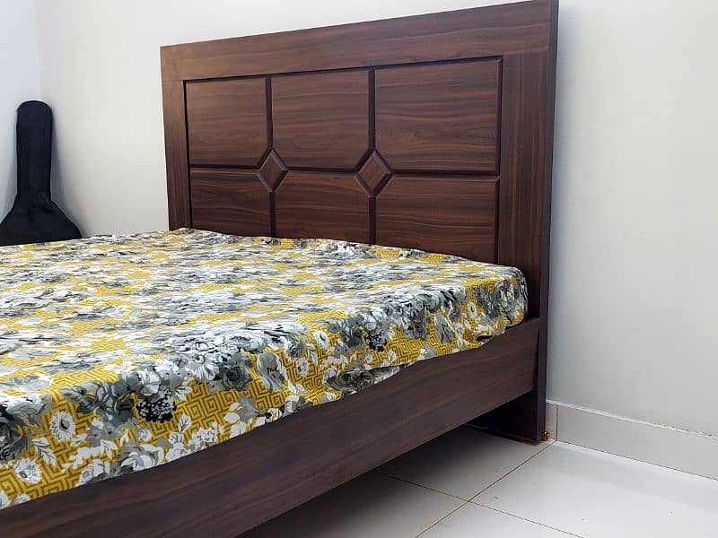 Queen bed (without mattress) 4