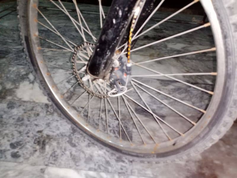 Mountain Bike / Bicycle with Gears, shocks, disk brakes 3