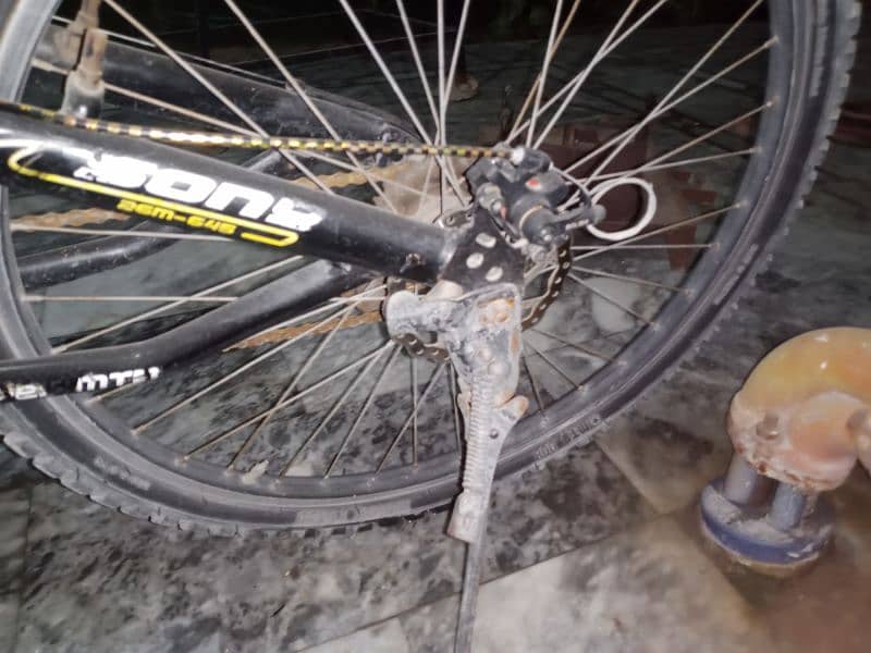 Mountain Bike / Bicycle with Gears, shocks, disk brakes 4