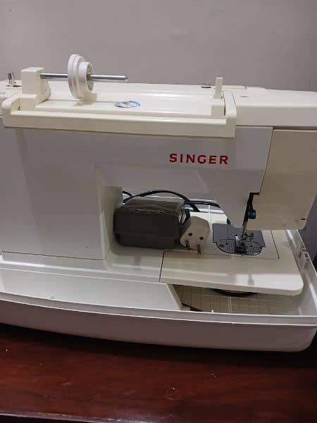 selling Almost new original singer sewing machine 1