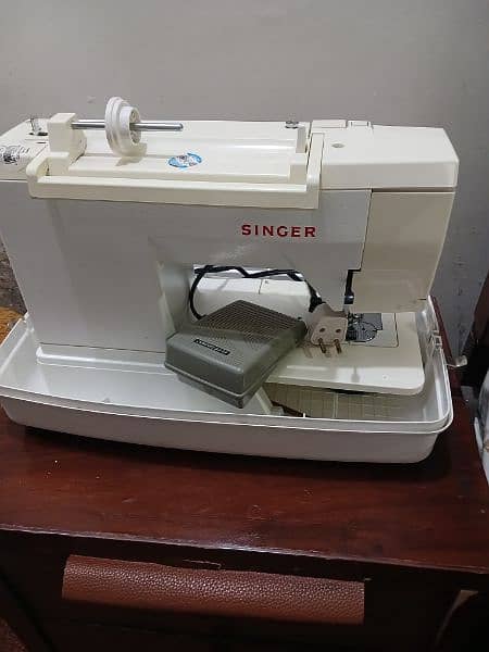 selling Almost new original singer sewing machine 2