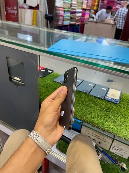 IPHONE 11 PRO 256GB (NON PTA) 4