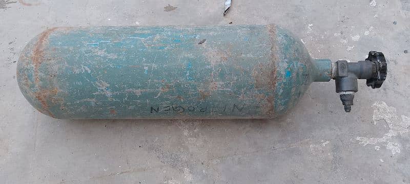 Oxygen cylinder 0