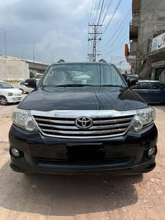 Toyota Fortuner V 2014 total orignal paint just buy drive argent sale