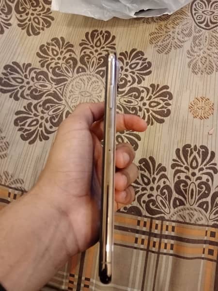 Iphone xs max 256 gb golden colour PTA approved 4