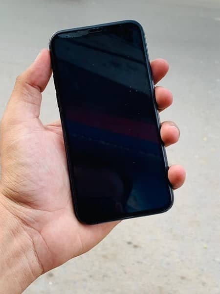 iPhone 11 Pro 64GB panel me dot ha neechy corner py 5