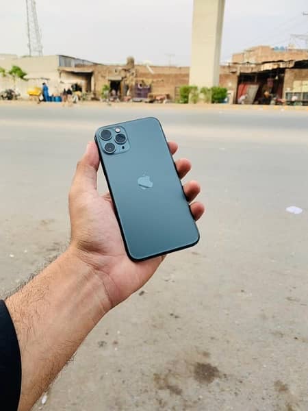 iPhone 11 Pro 64GB panel me dot ha neechy corner py 7