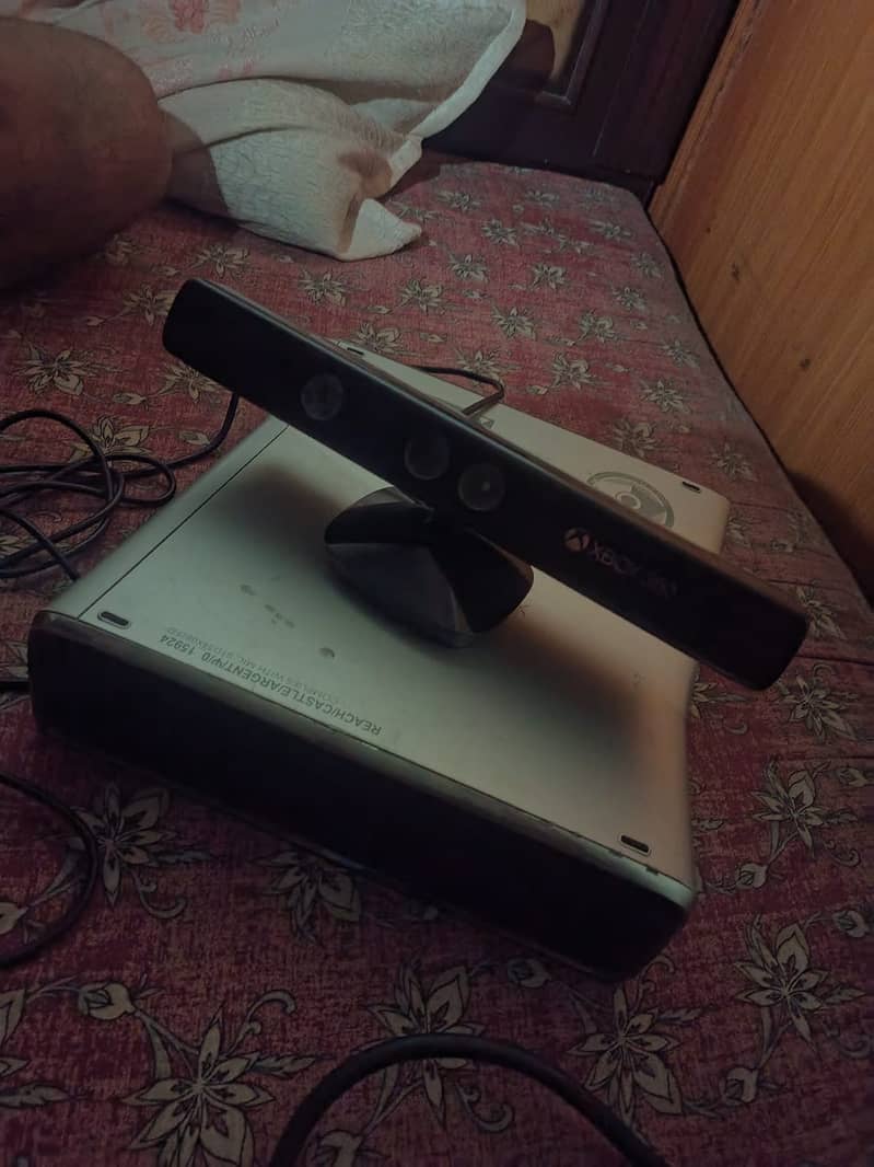 Xbox 360 slim 250gb with kinnect sensor and 32 games drive 3