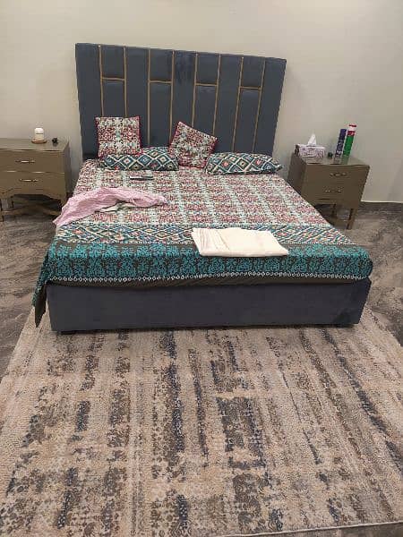 Queen bed with side tables and dressing table 2