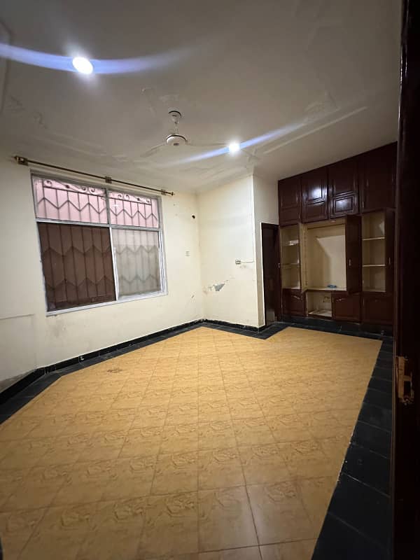 Portion for rent 3bed 3bath kichan TV loung drawing room daying room store room location ayub caloni pani bijli Gass sab available car porch 2