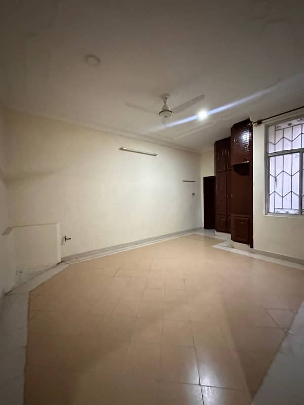 Portion for rent 3bed 3bath kichan TV loung drawing room daying room store room location ayub caloni pani bijli Gass sab available car porch 4