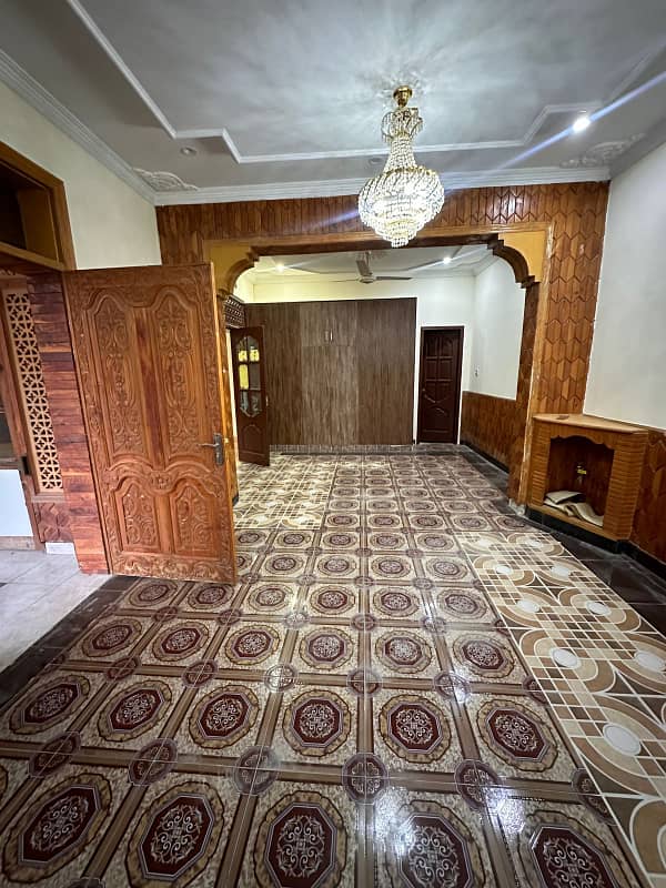 Portion for rent 3bed 3bath kichan TV loung drawing room daying room store room location ayub caloni pani bijli Gass sab available car porch 5