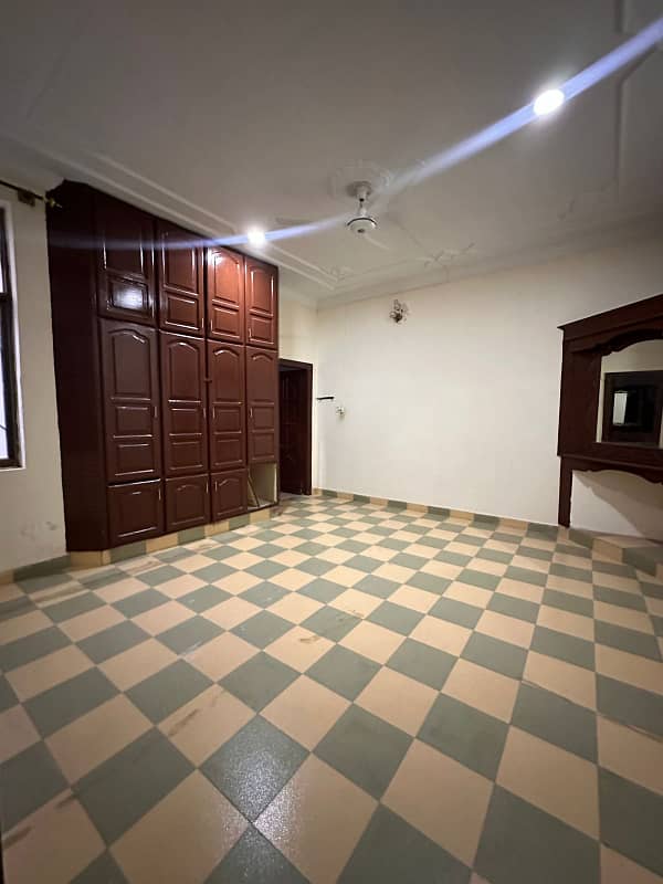 Portion for rent 3bed 3bath kichan TV loung drawing room daying room store room location ayub caloni pani bijli Gass sab available car porch 7